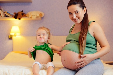 Беременная женщина и её дочь