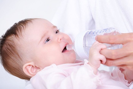 Новорожденный пьет воду