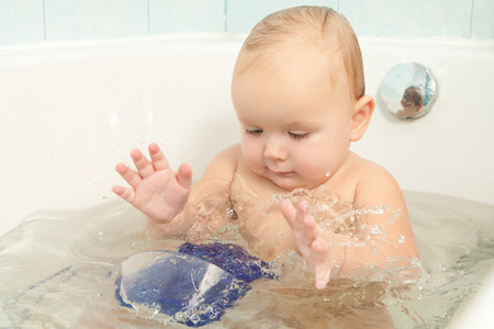 Малыш, играющий в ванночке