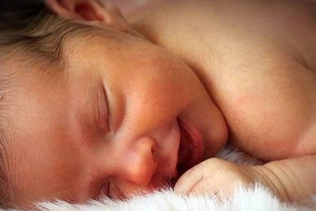 Почему трясется, икает, кряхтит и краснеет: 9 частых вопросов педиатру о новорожденных