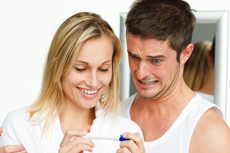 Мужчина и женщина смотрят на тест