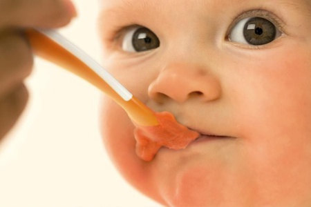 Ребёнок ест с ложки
