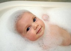 Малыш в пенной ванночке