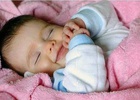 Ребёнок улыбается во сне
